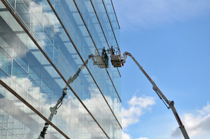 Bild Glasreinigung vom Fachmann mit Hebebühne